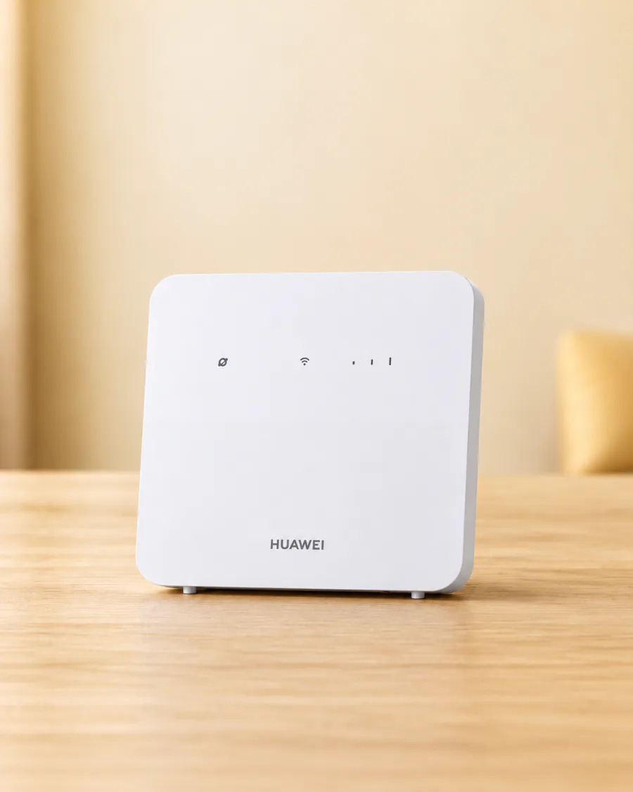Telefonbox Huawei B320 auf einem Holztisch vor einem warmen Wohnraumhintergrund